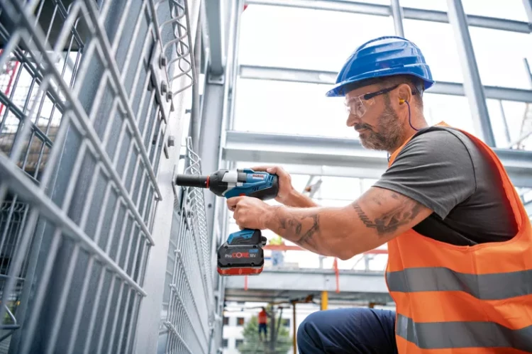 Klucz udarowy GDS 18V-1000 w walizce L-BOXX 136 z 2 akumulatorami GBA 18V 5.0Ah, szybką ładowarką
