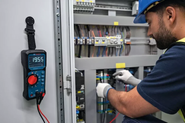 Miernik wielofunkcyjny GDM 600-15 z uchwytem magnetycznym