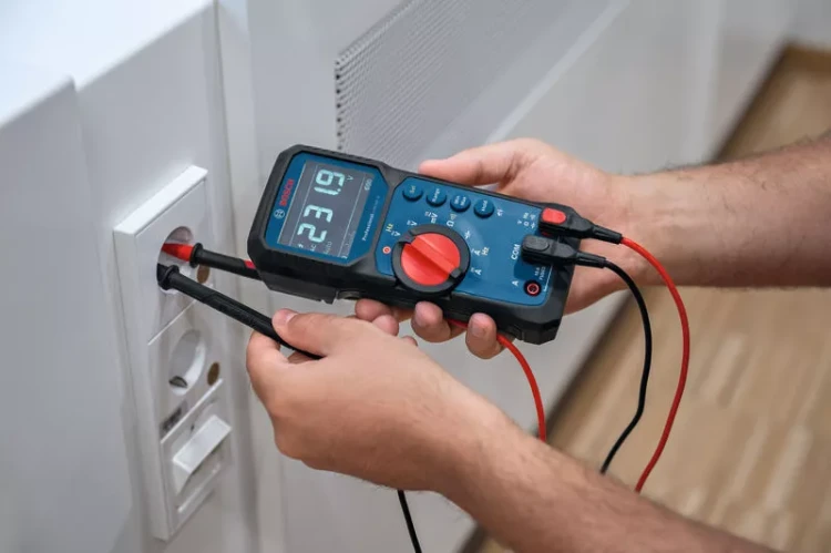 Miernik wielofunkcyjny GDM 600-15 z uchwytem magnetycznym