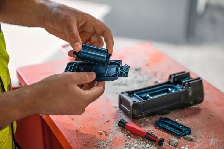 Miernik wielofunkcyjny GDM 600-15 z uchwytem magnetycznym